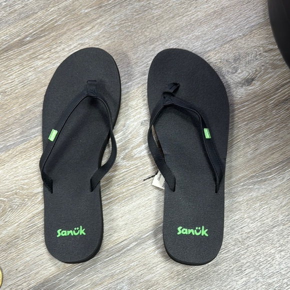 Sanuk Shoes - Sanuk Black Sandals with Green Logo Size 10
